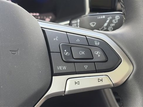 Certified 2025 Volkswagen Taos SE FWD image 15