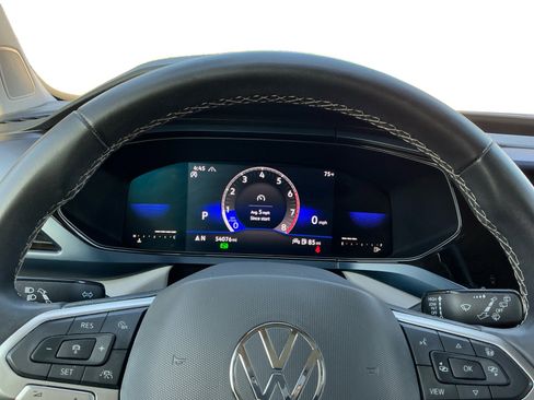 Used 2022 Volkswagen Taos SE w/ Panoramic Sunroof Package image 11