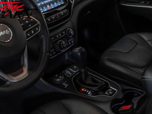 Used 2019 Jeep Cherokee Overland w/ Technology Group image 24