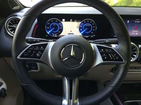 Used 2025 Mercedes-Benz EQB 300 4MATIC image 31