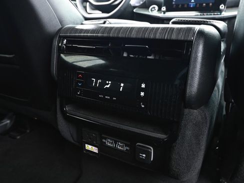 Certified 2024 Jeep Wagoneer L Series II w/ Flexible Seating Group RWD image 33