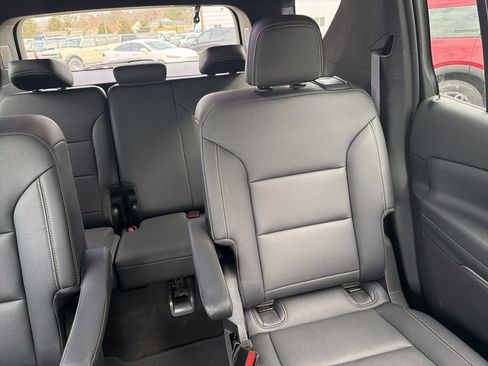 Used 2025 Chevrolet Traverse LT image 13