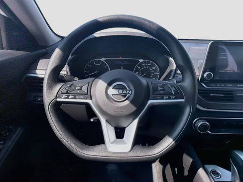 Used 2025 Nissan Altima 2.5 SV FWD image 18