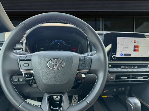 Used 2025 Toyota Camry SE FWD image 3