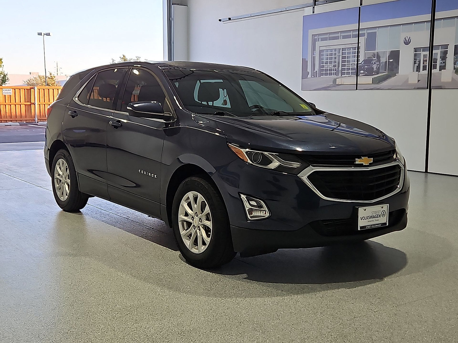 Used 2019 Chevrolet Equinox LT FWD image 2