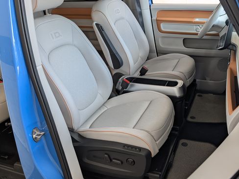 Used 2025 Volkswagen ID. Buzz 1st Edition RWD image 24