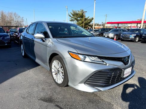 Used 2020 Toyota Camry XLE image 3
