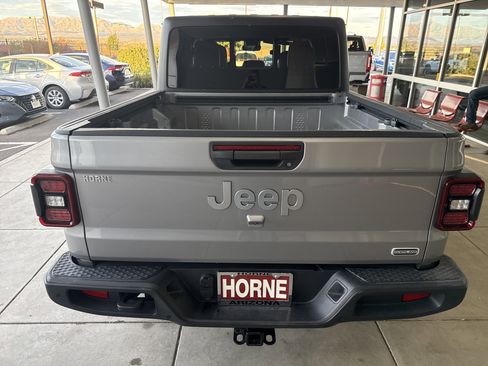 Used 2020 Jeep Gladiator Overland image 5