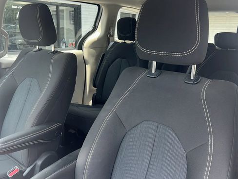 Used 2022 Chrysler Voyager LX image 11