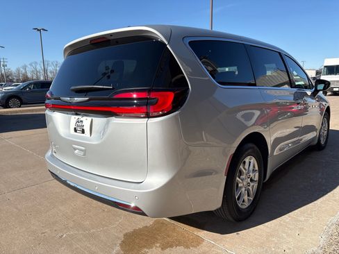 New 2026 Chrysler Pacifica Select image 9