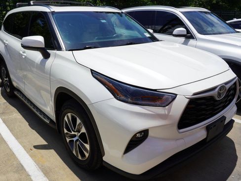 Used 2021 Toyota Highlander XLE AWD/4WD image 2