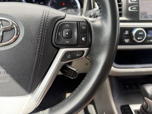 Used 2019 Toyota Highlander XLE AWD/4WD image 17
