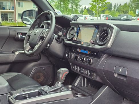 Used 2018 Toyota Tacoma TRD Off-Road AWD/4WD image 37