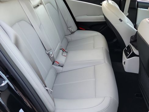 Certified 2025 Genesis G70 2.5T image 22