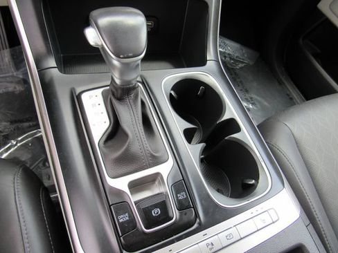 Used 2024 Kia Carnival LX FWD image 28