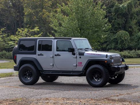 Used 2013 Jeep Wrangler Unlimited Rubicon w/ Connectivity Group AWD/4WD image 3