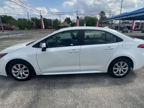 Used 2025 Toyota Corolla LE FWD image 5