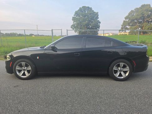 Used 2015 Dodge Charger SE w/ Sport Appearance Group RWD image 4
