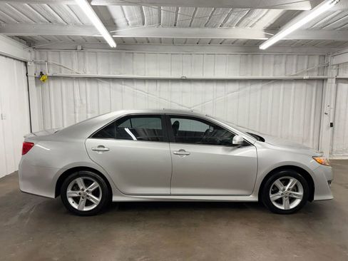 Used 2012 Toyota Camry SE image 3
