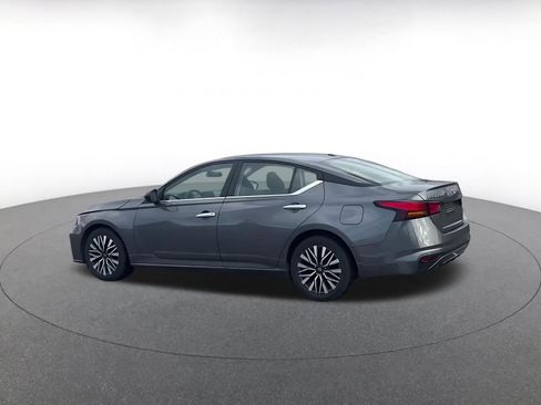 Used 2025 Nissan Altima 2.5 SV image 10