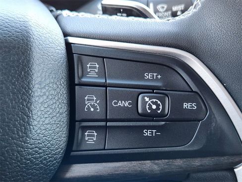 Used 2023 Jeep Grand Cherokee Limited w/ Luxury Tech Group II image 18