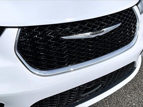 Used 2024 Chrysler Pacifica Touring-L image 31