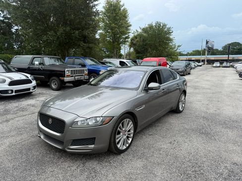 Used 2018 Jaguar XF Prestige RWD image 2