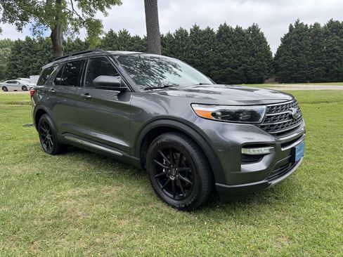 Used 2020 Ford Explorer XLT w/ Equipment Group 202A RWD image 4