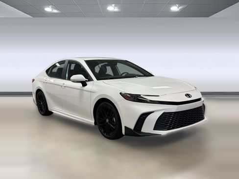 Used 2025 Toyota Camry SE w/ Convenience Package FWD image 5