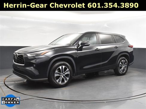 Used 2023 Toyota Highlander XLE image 3