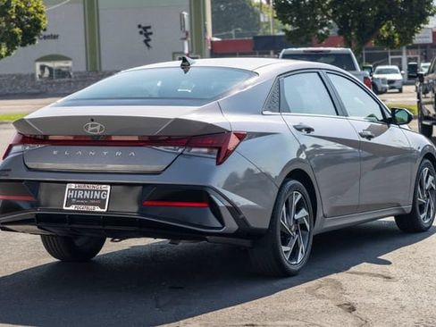 Used 2025 Hyundai Elantra SEL FWD image 40