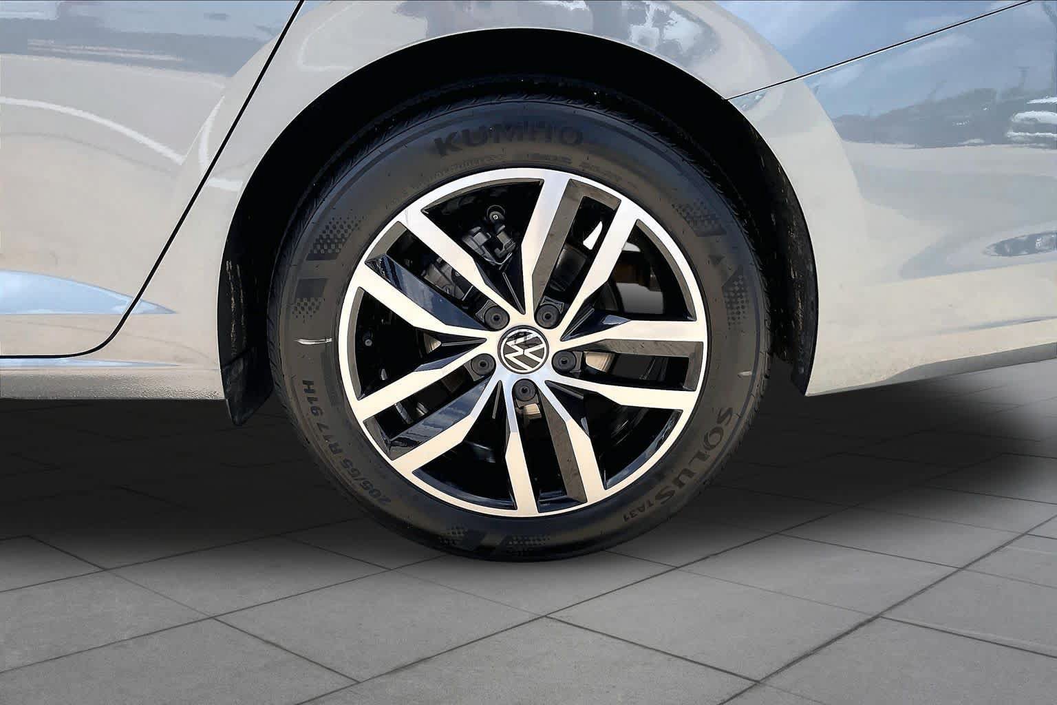Used 2025 Volkswagen Jetta SE FWD image 11