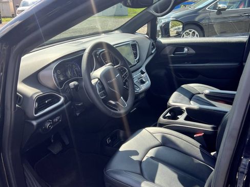 Used 2025 Chrysler Pacifica Select FWD image 11