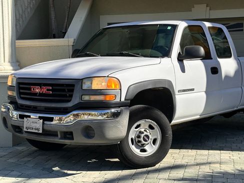 Used 2005 GMC Sierra 2500 W/T image 2