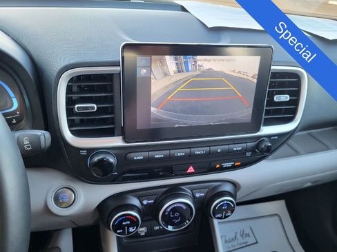 Used 2025 Hyundai Venue SEL image 18