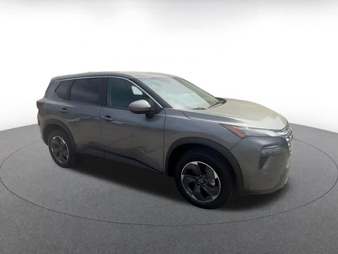 Used 2025 Nissan Rogue SV image 3