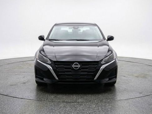 Used 2025 Nissan Altima 2.5 SV FWD image 2