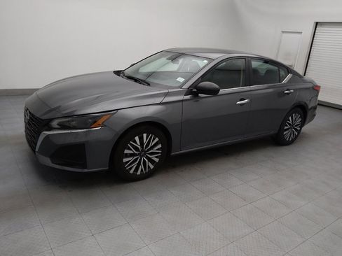 Used 2024 Nissan Altima 2.5 SV image 2