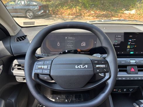 Used 2025 Kia K4 LXS image 29