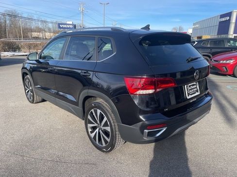 Certified 2022 Volkswagen Taos SE image 2