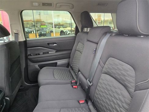 Used 2022 Nissan Pathfinder SV image 18