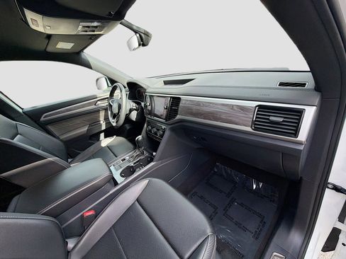 Used 2022 Volkswagen Atlas Cross Sport SE image 32