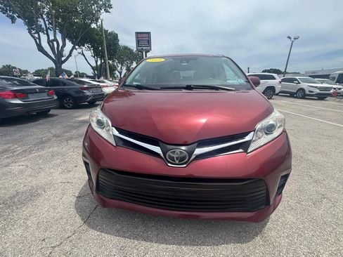 Used 2019 Toyota Sienna LE FWD image 2