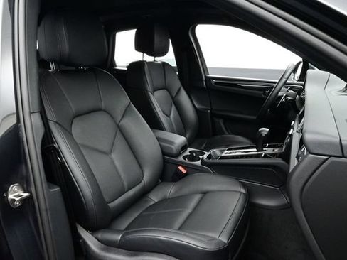 Certified 2025 Porsche Macan AWD/4WD image 17