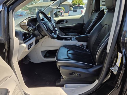 Used 2023 Chrysler Pacifica Limited FWD image 10