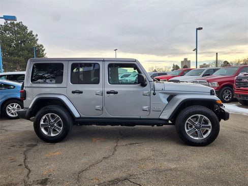 Used 2019 Jeep Wrangler Unlimited Sahara image 2