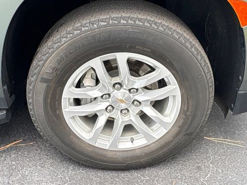 Used 2024 Chevrolet Suburban LT RWD image 33