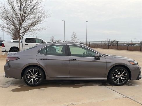 Used 2024 Toyota Camry SE image 7