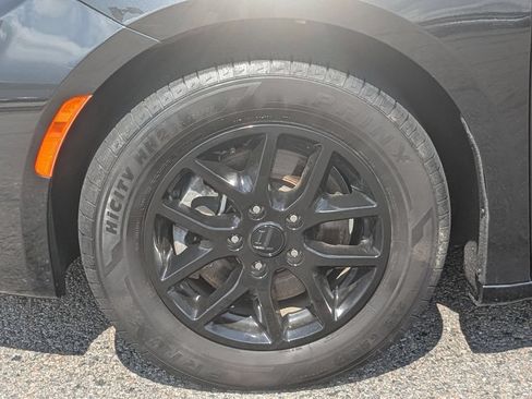 Used 2023 Chrysler Pacifica Touring-L FWD image 9