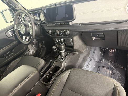 Used 2025 Jeep Wrangler Unlimited Sahara AWD/4WD image 11